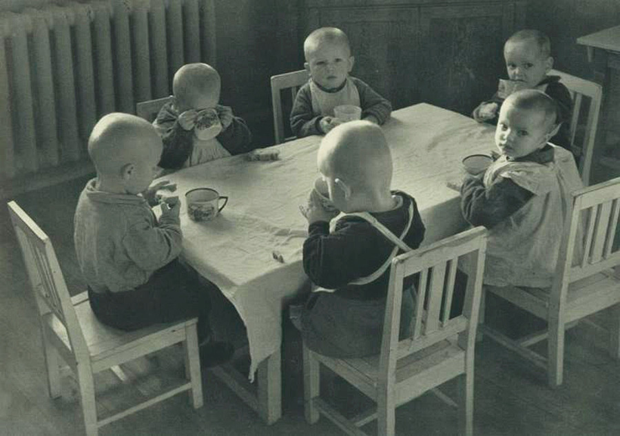 ボリシェヴィキの子供ら。自動車モスクワ協会（AMO）（後のリハチョフ記念工場（ZiL））の自動車工場の託児所