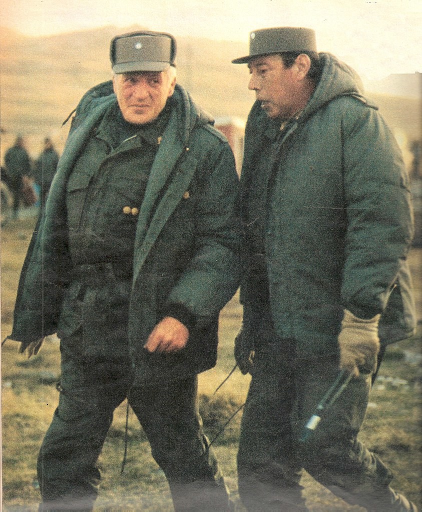 Galtieri (presidente de Facto) y el general Oscar Luis Jofre en 1982. Visita de Galtieri a las islas el 22/04/1982.