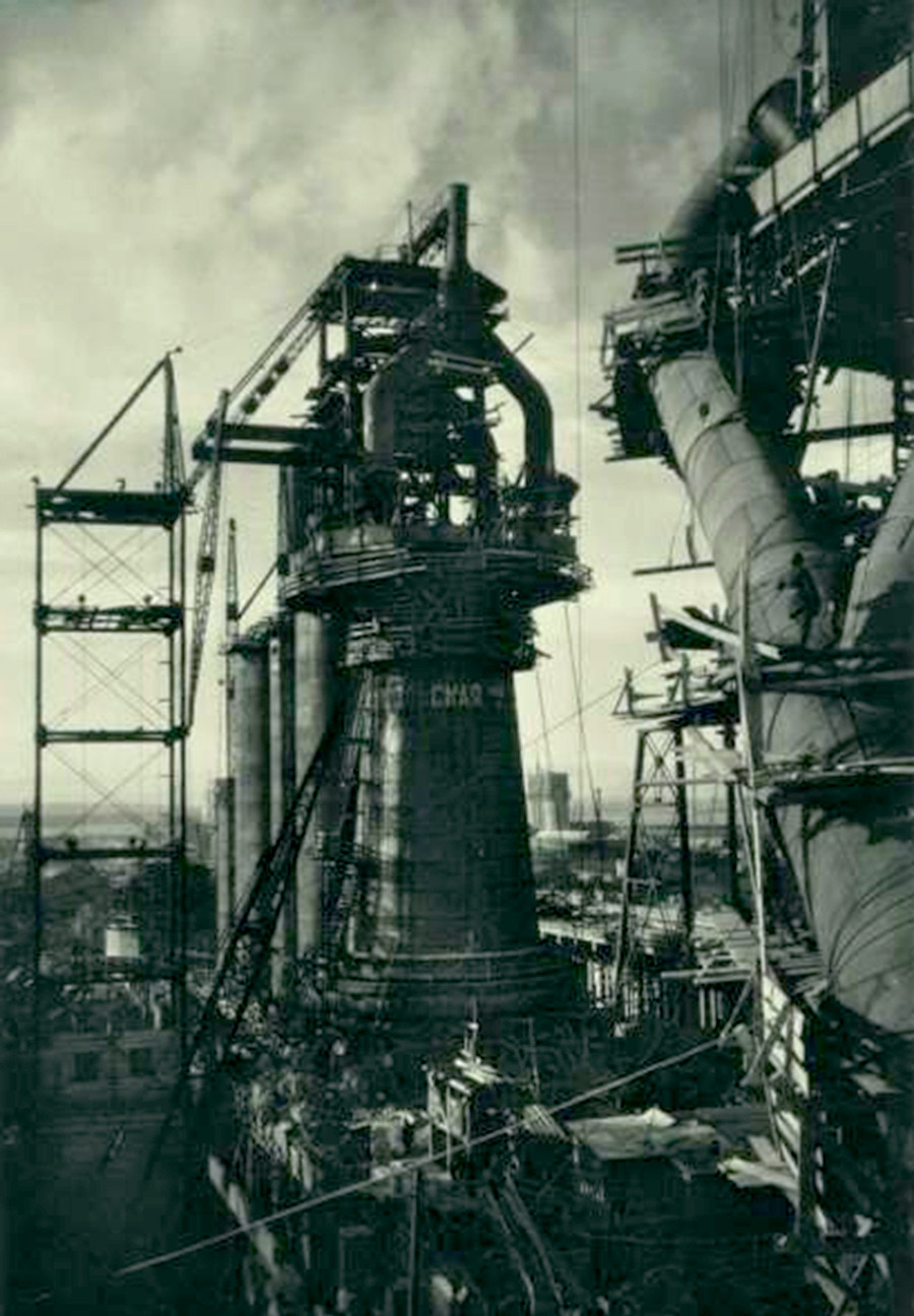 Construcción de un alto horno en la siderúrgica de Magnitogorsk en los Urales

