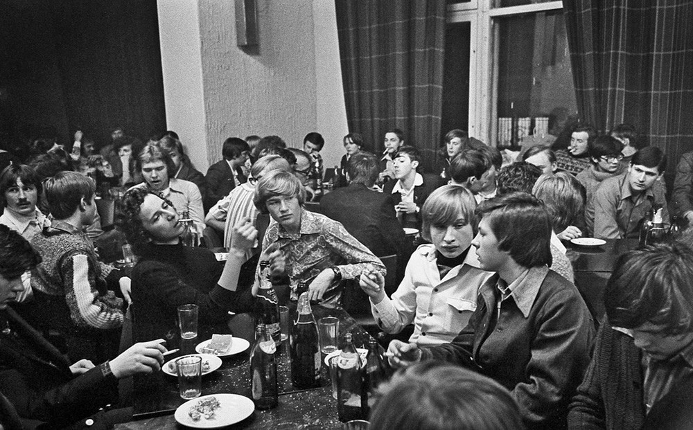 Ritrovo serale tra studenti in una caffetteria di Mosca, 1978