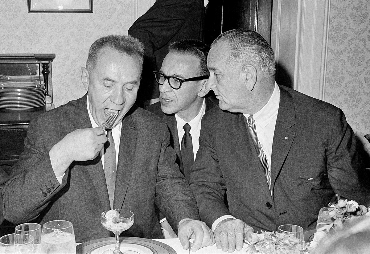 (v.l.n.r.): Der sowjetische Ministerpräsident Alexei Kossygin, Dolmetscher  Bill Kramer und Präsident Lyndon Johnson in Glassboro mit