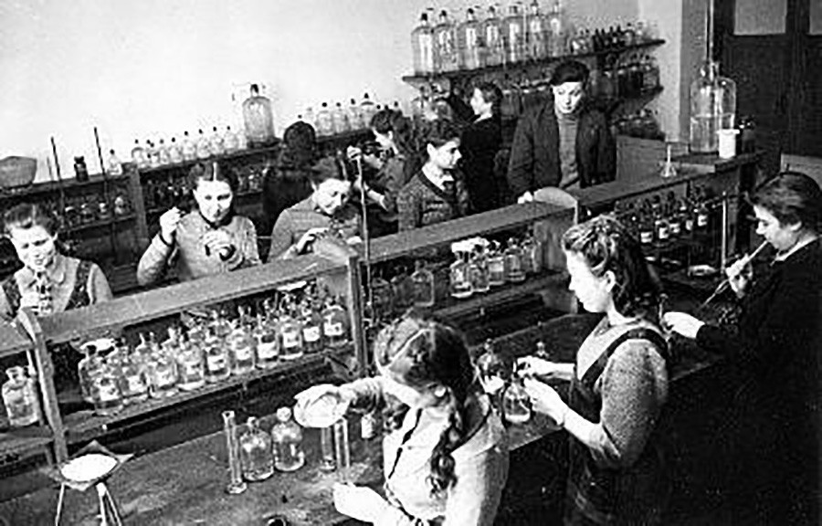 Alunos realizam experimentos no laboratório do Instituto de Aço de Moscou, cujo nome era uma homenagem a Ióssif Stálin, 1942