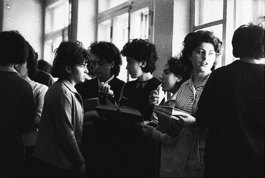 Estudantes com livros em Ierevan, na Armênia soviética, 1959