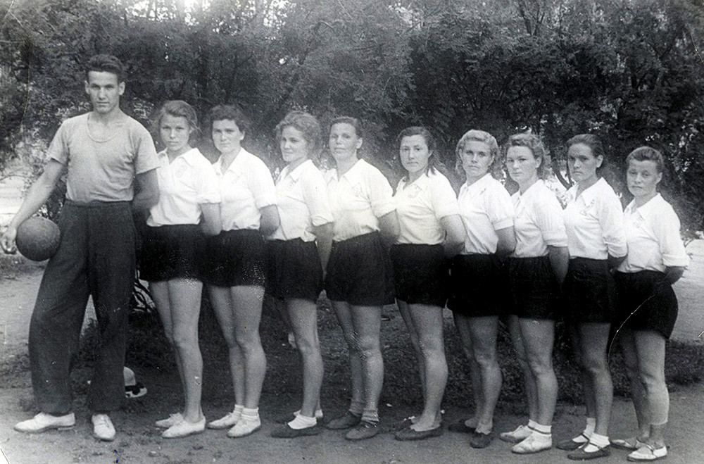 Técnico de time feminino de vôlei com alunas na cidade russa de Kurgan, 1952