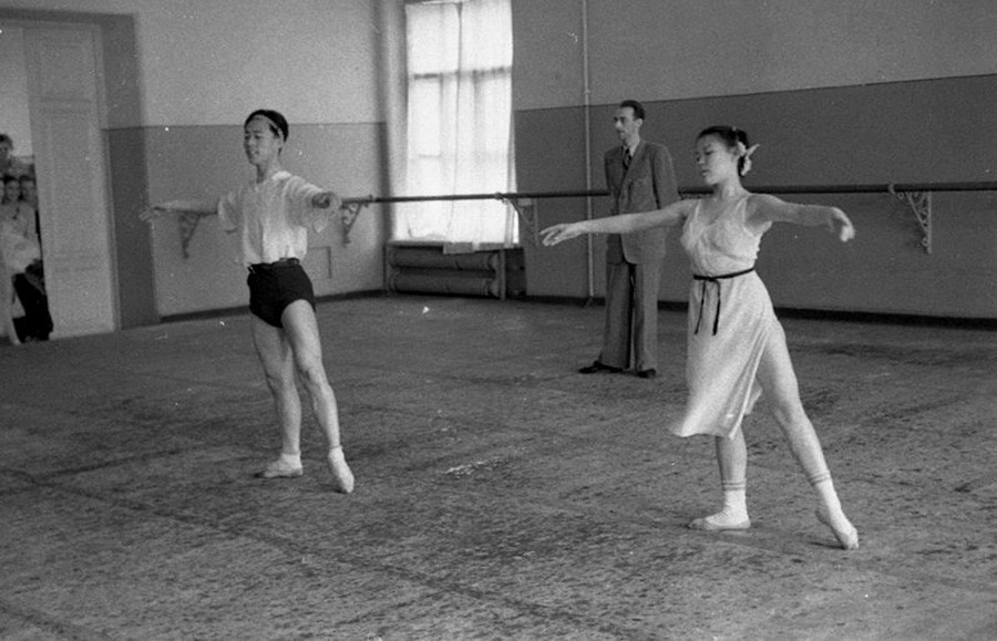 Representantes coreanos na Escola Coreográfica de Moscou do Teatro Bolshoi da URSS, 1949