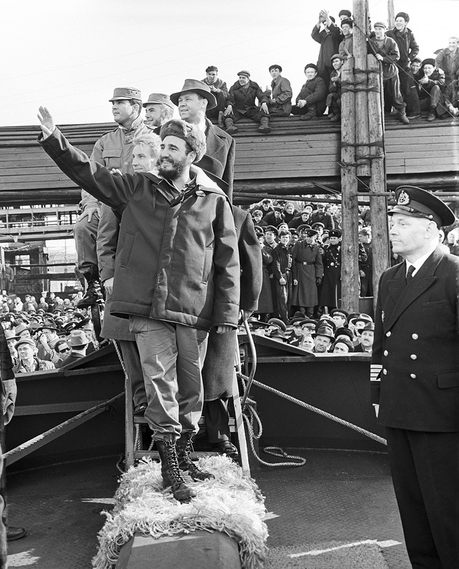 Fidel Castro's visit to the USSR. Fidel Castro welcomes residents of Murmansk