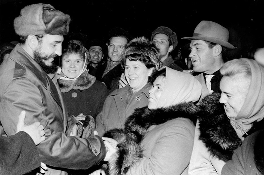 Жители Мурманской области приветствуют Ф. Кастро на аэродроме авиабазы Оленья
