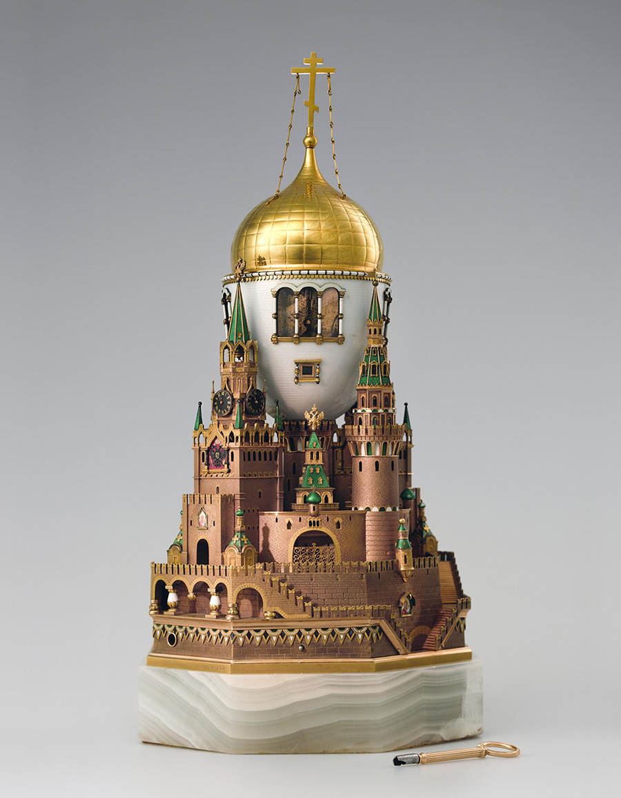 Œuf de Pâques « Kremlin de Moscou ». Entreprise Carl Fabergé. Cet œuf était un cadeau de Nicolas II à son épouse, l'impératrice Alexandra Feodorovna, pour Pâques en 1906.