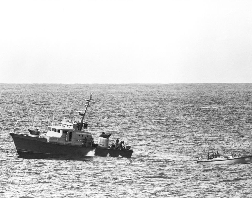 Vista de la proa de babor de un barco patrullero cubano Proyecto 1400 1984.