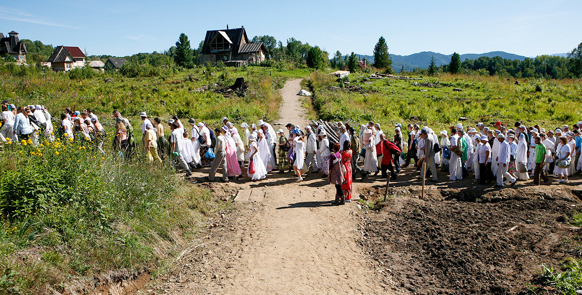 Членовете на религиозната секта на Висарион участват в празника 