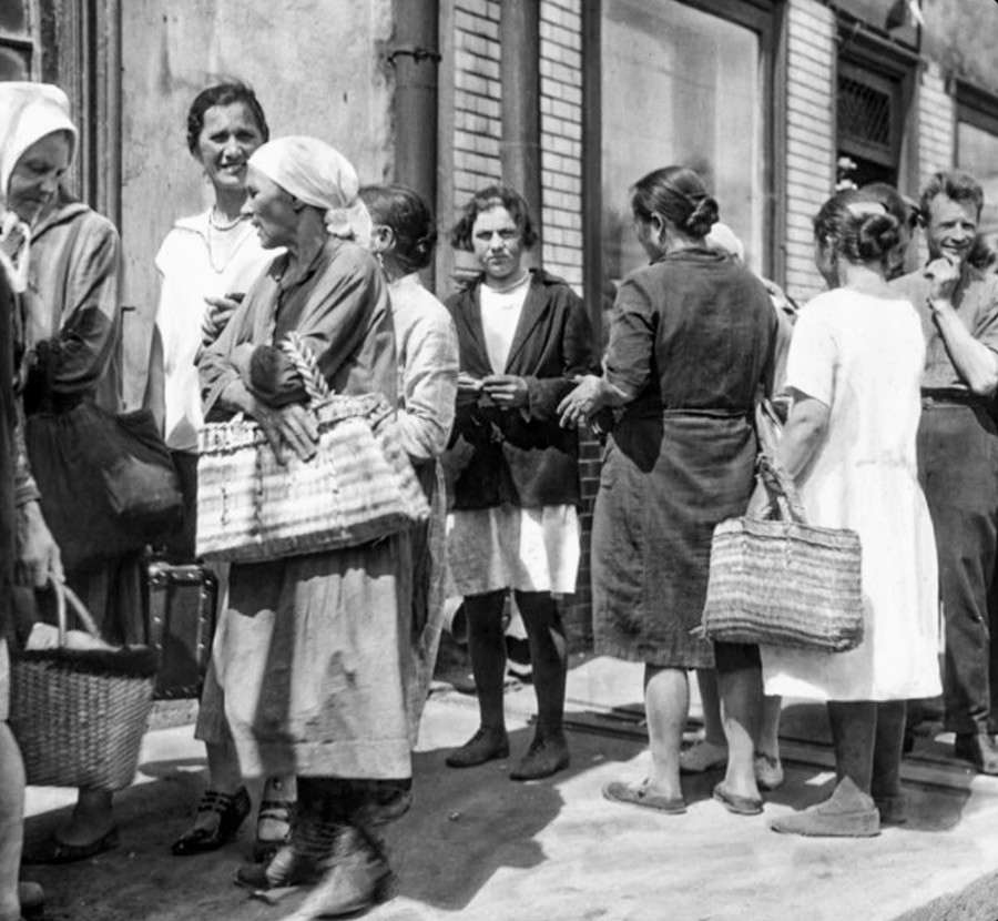 Pessoas na fila para comprar mantimentos na Moscou soviética, 1931.