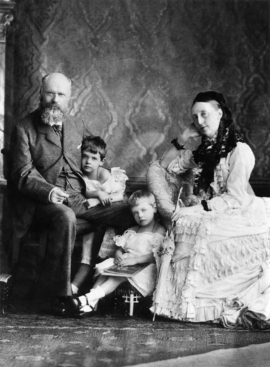 Olga, Karl y hijos de su sobrina Vera.
