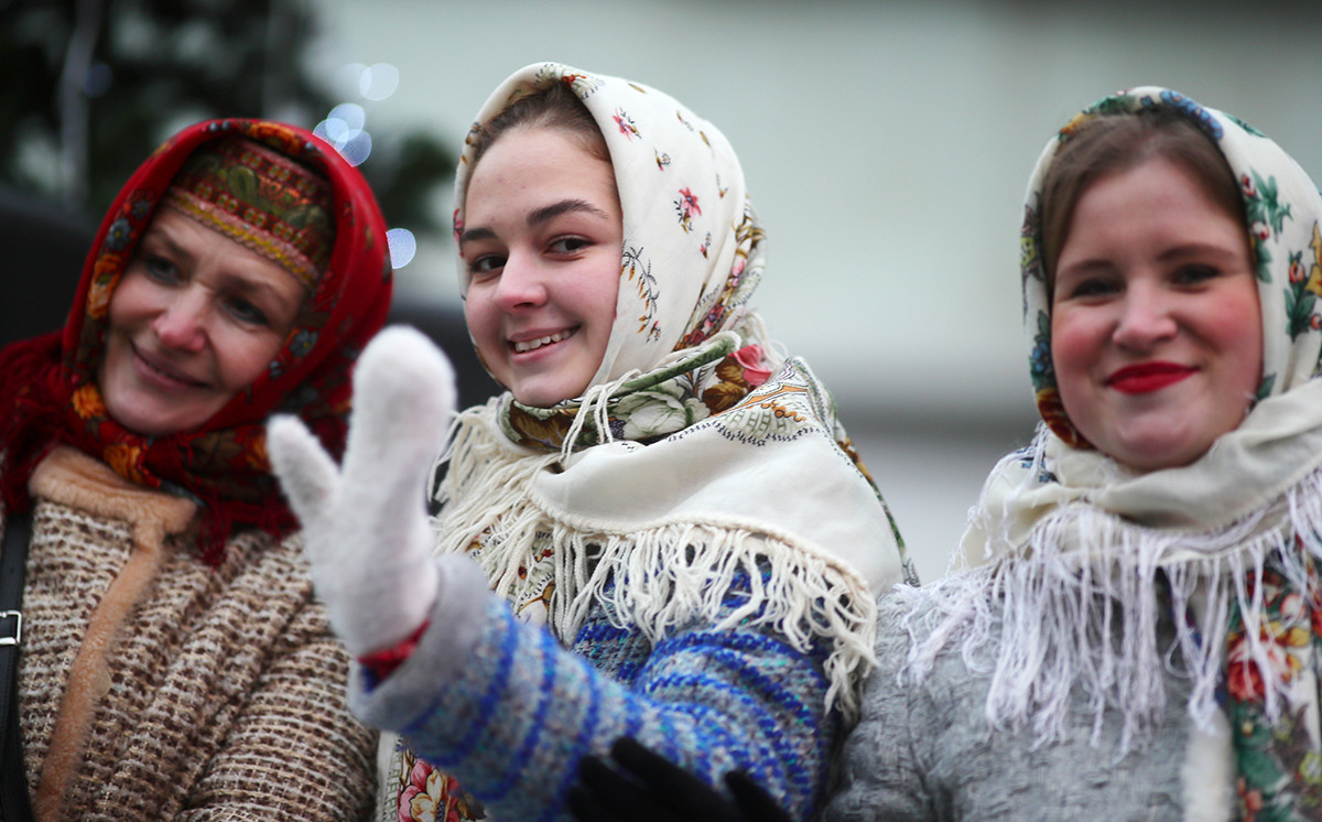 Cinq méthodes russes pour nouer son foulard (sans ressembler à une