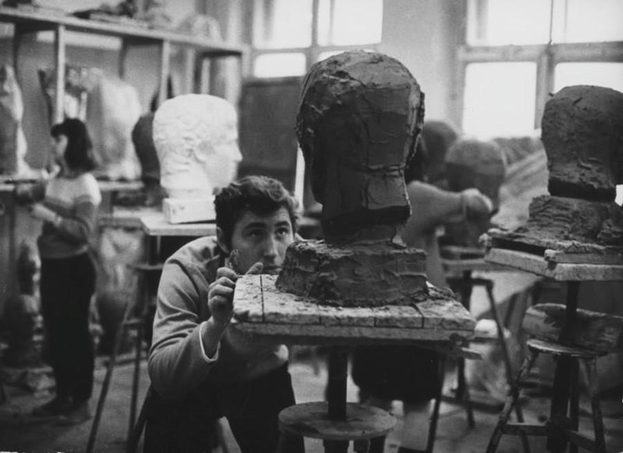 Para mahasiswa tahun pertama tengah melakukan praktik di bengkel patung, Moskow, 1969.