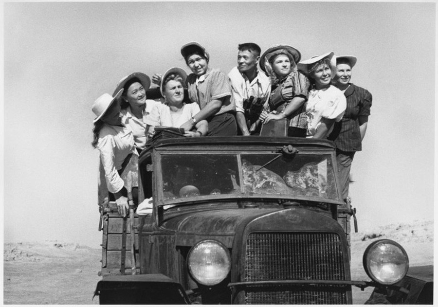 Para mahasiswa melakukan perjalanan untuk bekerja di ladang, Kazakhstan, 1952.