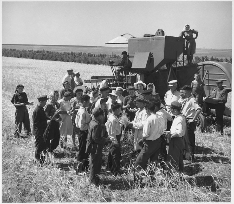 Para mahasiswa saat berada di ladang, Kazakhstan, 1952.