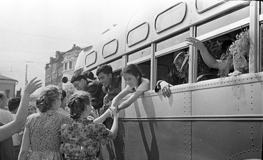 Banyak sekali pelajar dari negara lain yang mengunjungi Soviet selama festival musim panas 1957.