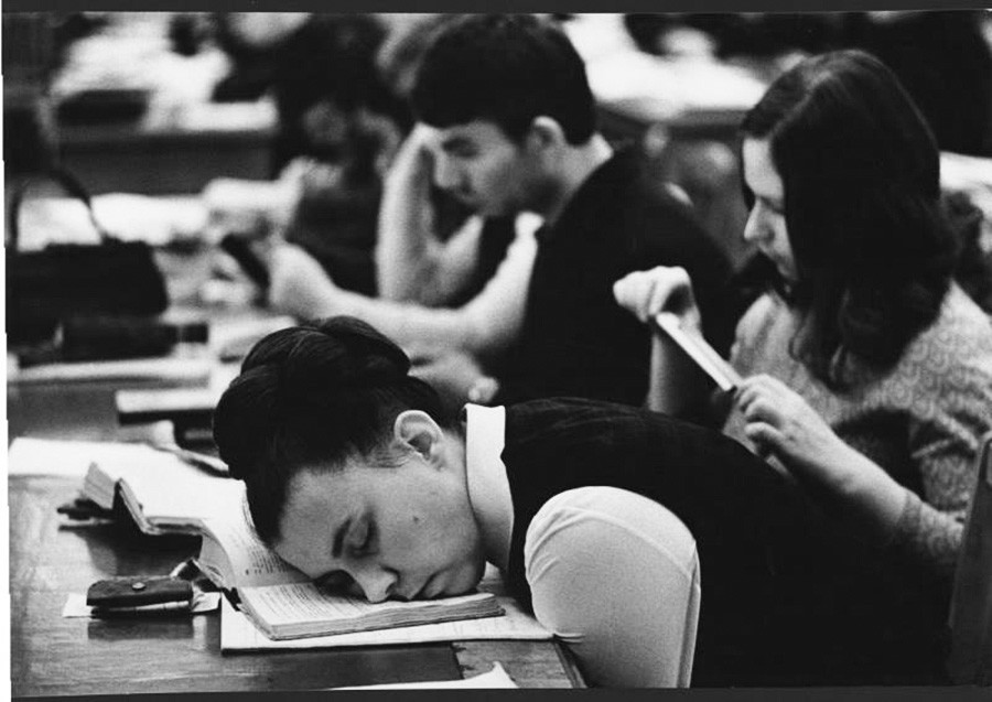 Seorang mahasiswi tertidur di kelas, 1972.