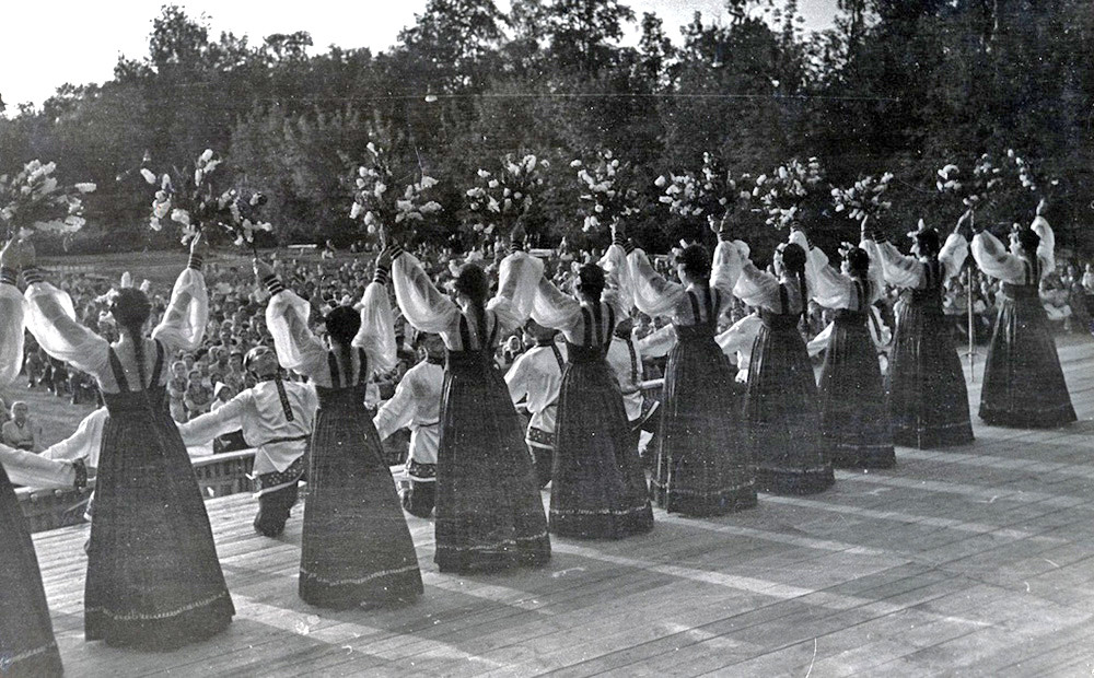 Para mahasiswa tampil di atas panggung, Moskow, 1955.