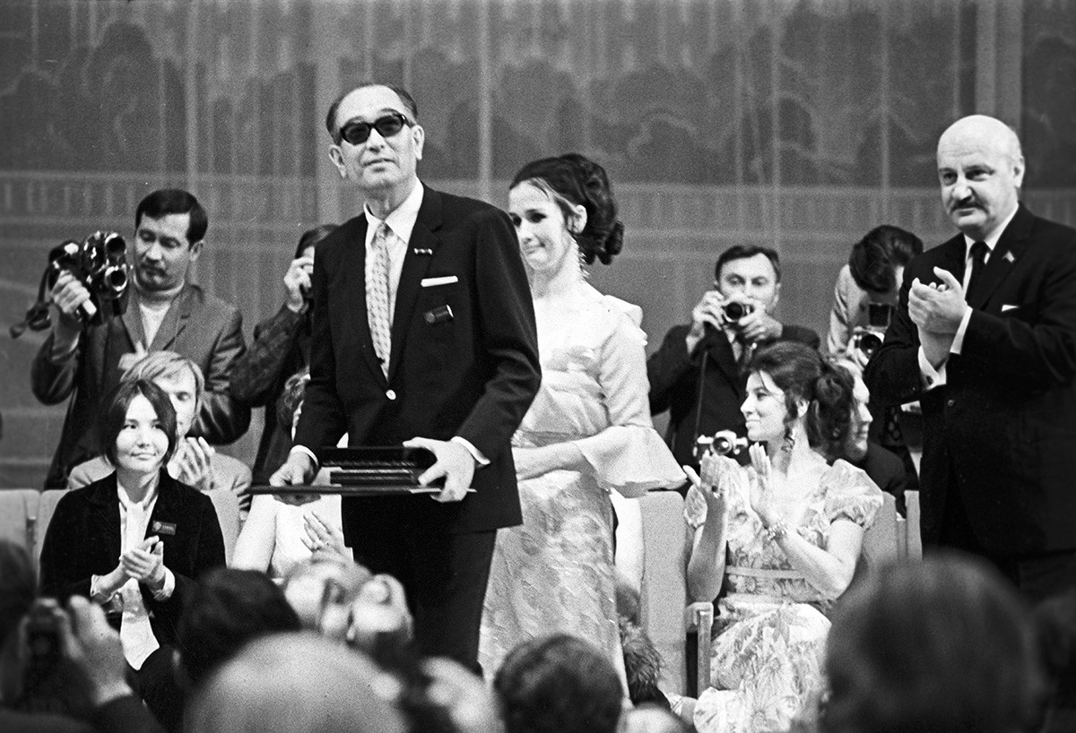 Akira Kurosawa awarded the special prize of the Union of Cinematographers at the 7th Moscow International Film Festival, 1971