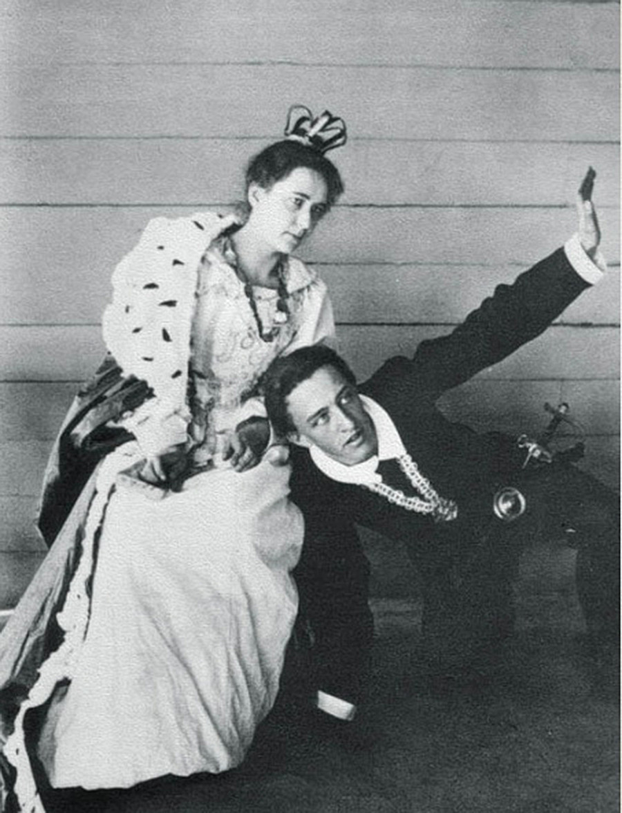 Aleksander Blok in Ljubov Mendelejeva v prizoru iz drame Hamlet W. Shakespeara. Poletje 1898
