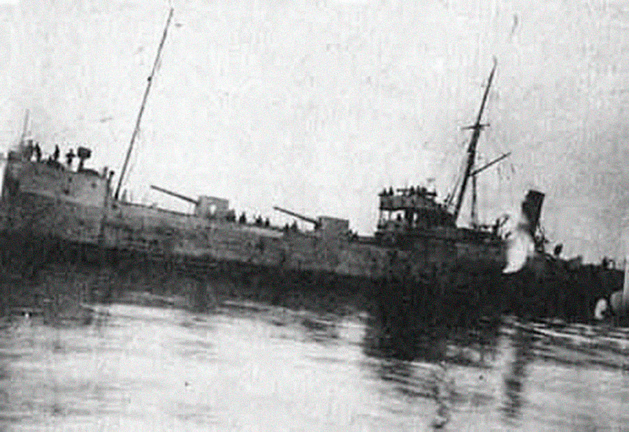 Пароброд „Роза Луксембург“ са артиљеријом.