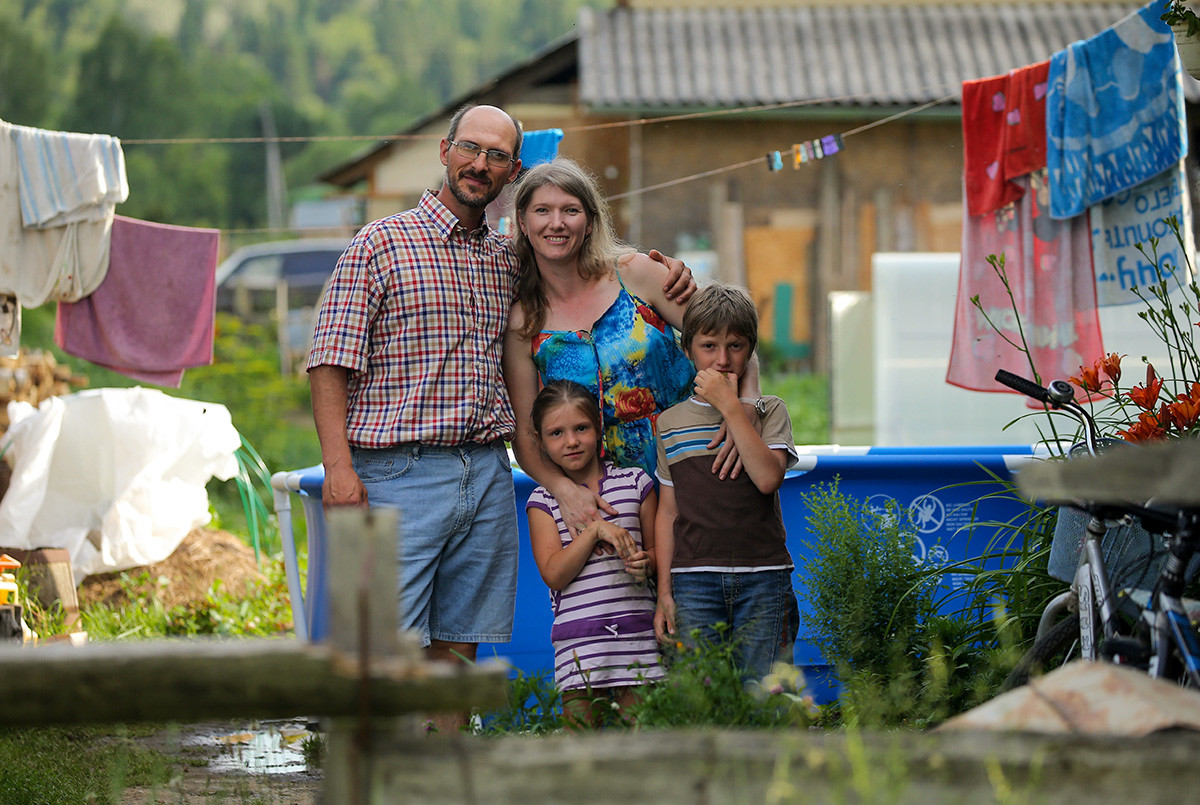 Скрипач Димитр Хетемов, 42 года, последователь религиозного движения Церковь Последнего Завета, с женой Натальей, дочерью Софией, 6 лет, и сыном Александром, 9 лет.