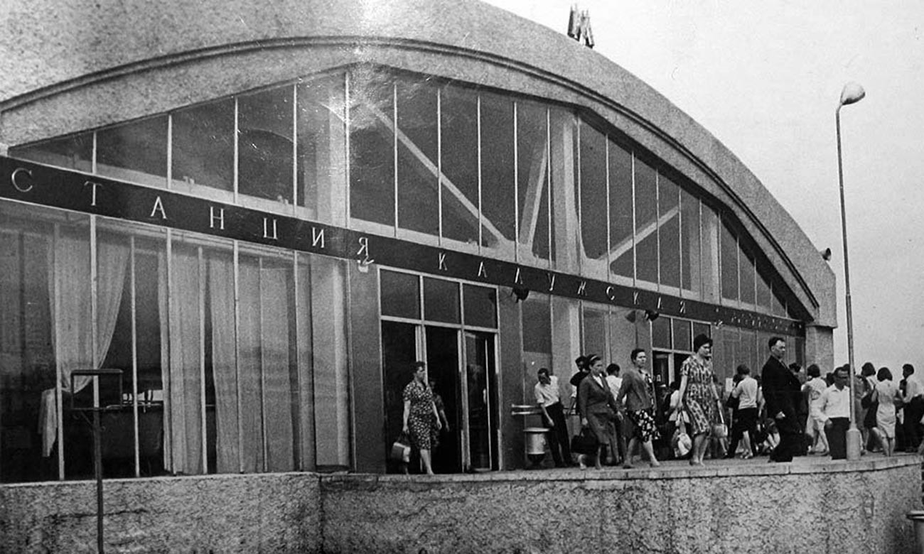 ソ連時代、カルーシスカヤ駅の様子