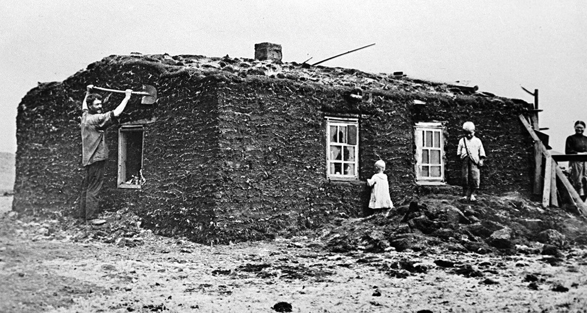 Землянка, в която живеели първите строители в Магнитогорск. 1929