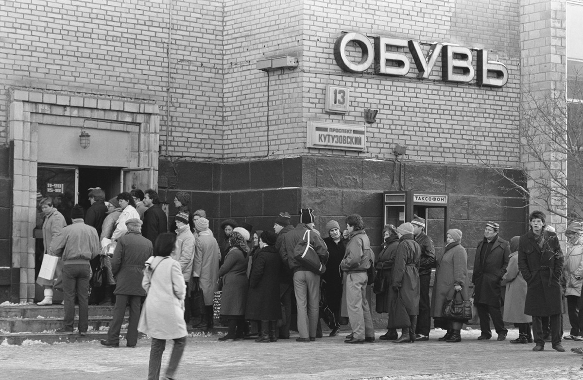 Gente in coda per comprare stivali invernali sul viale Kutuzovskij, Mosca, 1988