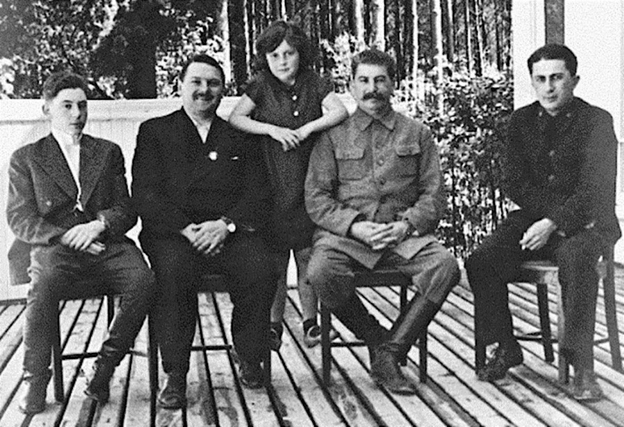 A destra, Yakov Dzhugashvili, con il padre Joseph Stalin