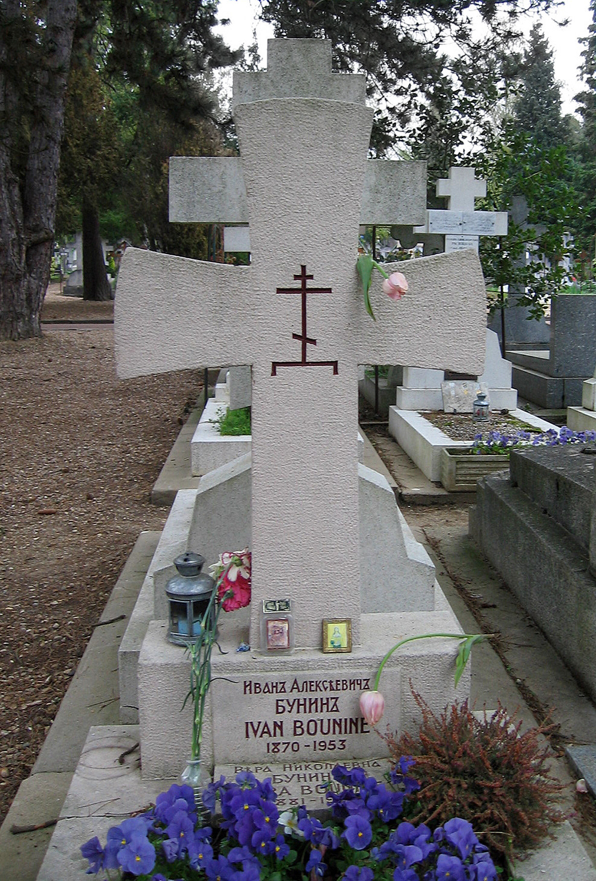 O túmulo de Búnin no cemitério de Sainte-Geneviève-des-Bois, em Paris.


