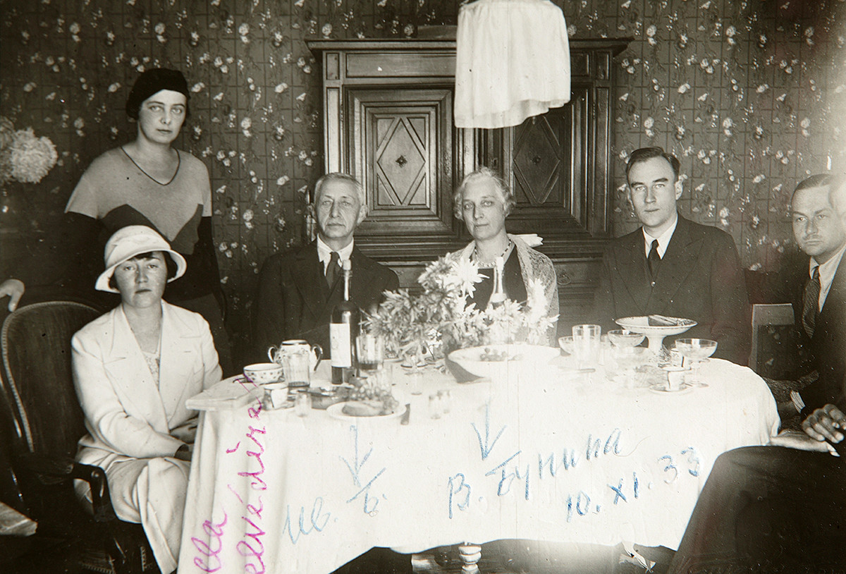 Ivan Bunin con degli amici a Grasse, Francia, 1933