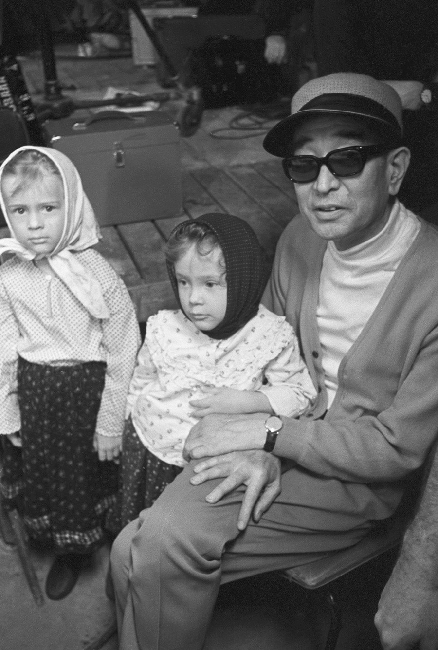 Akira Kurosawa con due moscoviti durante le riprese di 