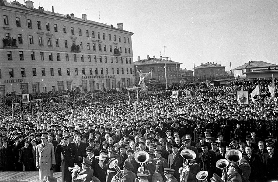 カストロの訪問を記念するデモに駅前広場に集まったムルマンスク州民