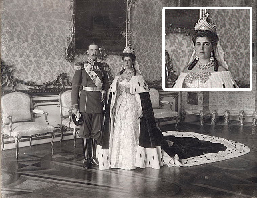 Tsarskoye Selo (Russia), Grand Duchess Elena Vladimirovna of Russia and Prince Nicholas of Greece and Denmark on their wedding day in the Portrait Hall of the Catherine Palace.