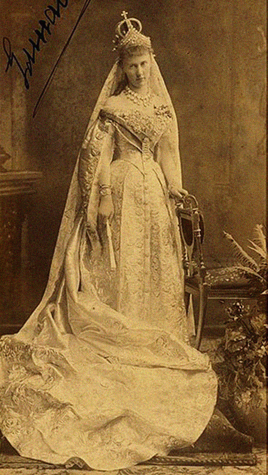 Великата княгиня Елизавета Маврикиевна в сватбена рокля, руска сватбена корона и руска сватбена диадема. 27 април 1884 г.