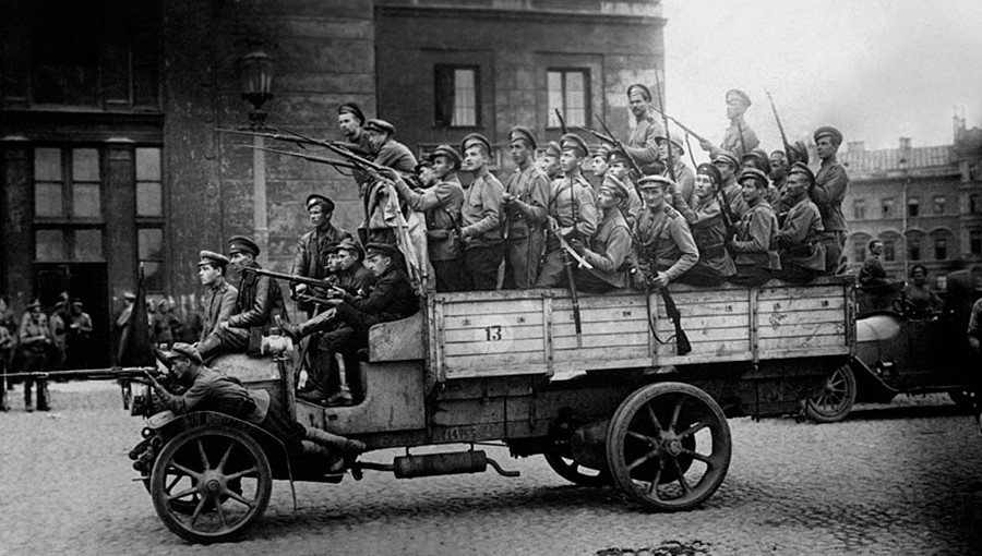 Июльские события в Петрограде. Солдаты Самокатного полка, прибывшие с фронта для подавления мятежа