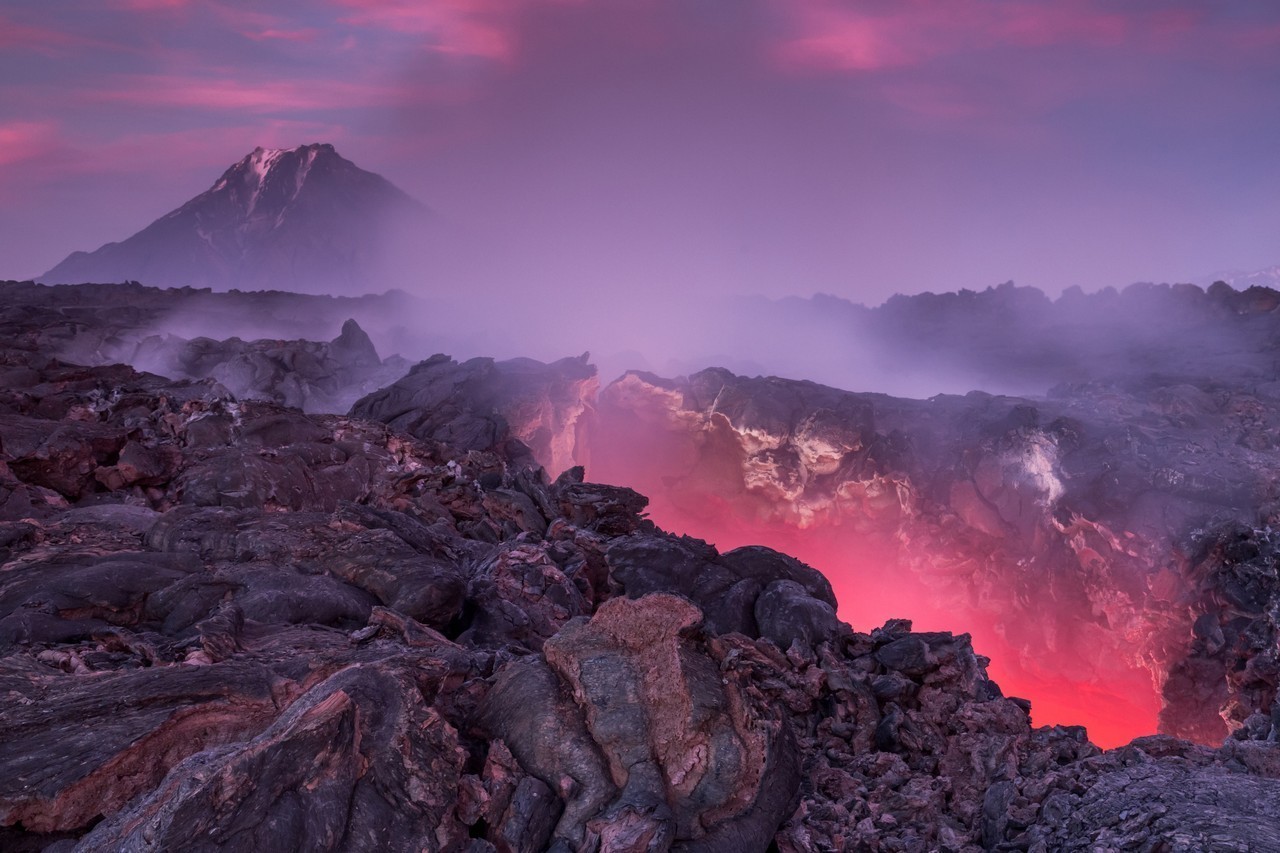 “Onde o dragão dorme”, Kamtchatka. Rio de lava incandescente durante erupção do vulcão Tolbatchik