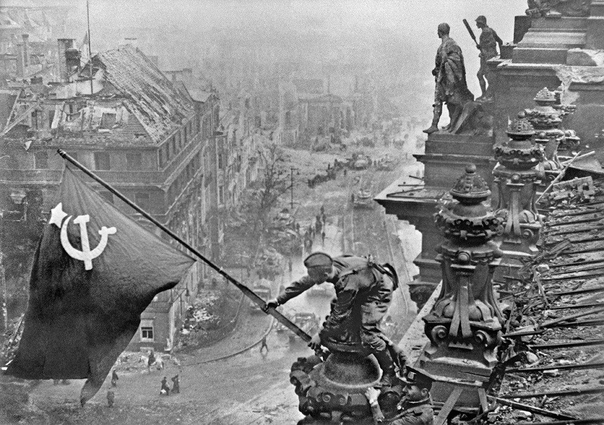 Die sowjetische Flagge wird auf dem Reichstag gehisst
