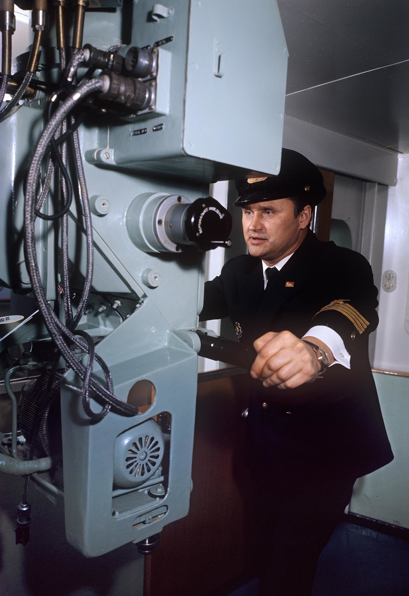 Борис Сидоров - капитан на кораба.