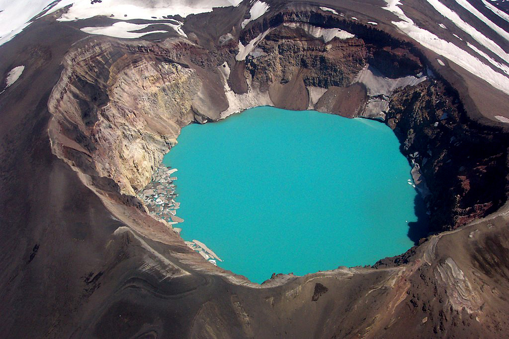 Езеро със сярна киселина в Камчатка