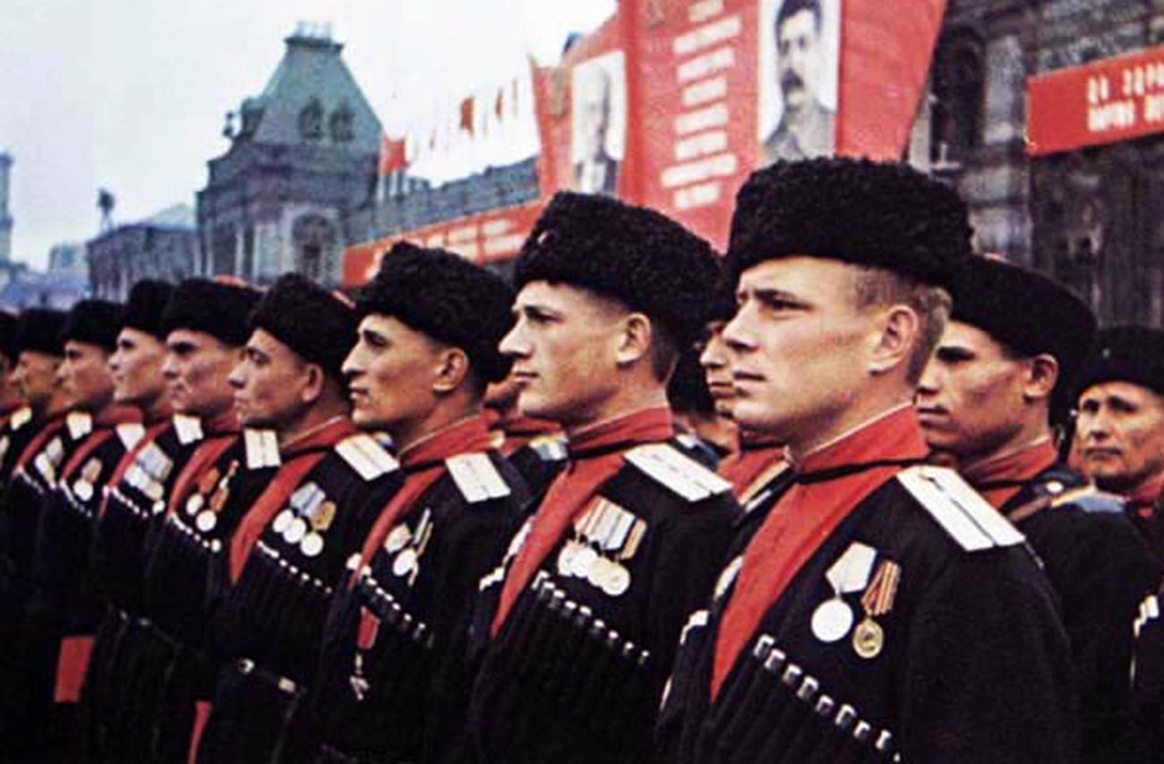 Кубански казаци на Парада на победата на Червения площад на 24 юни 1945 г. в униформа от 1936 г. (тъмносиньо черкезко палто с газир, кубанка с червен връх).