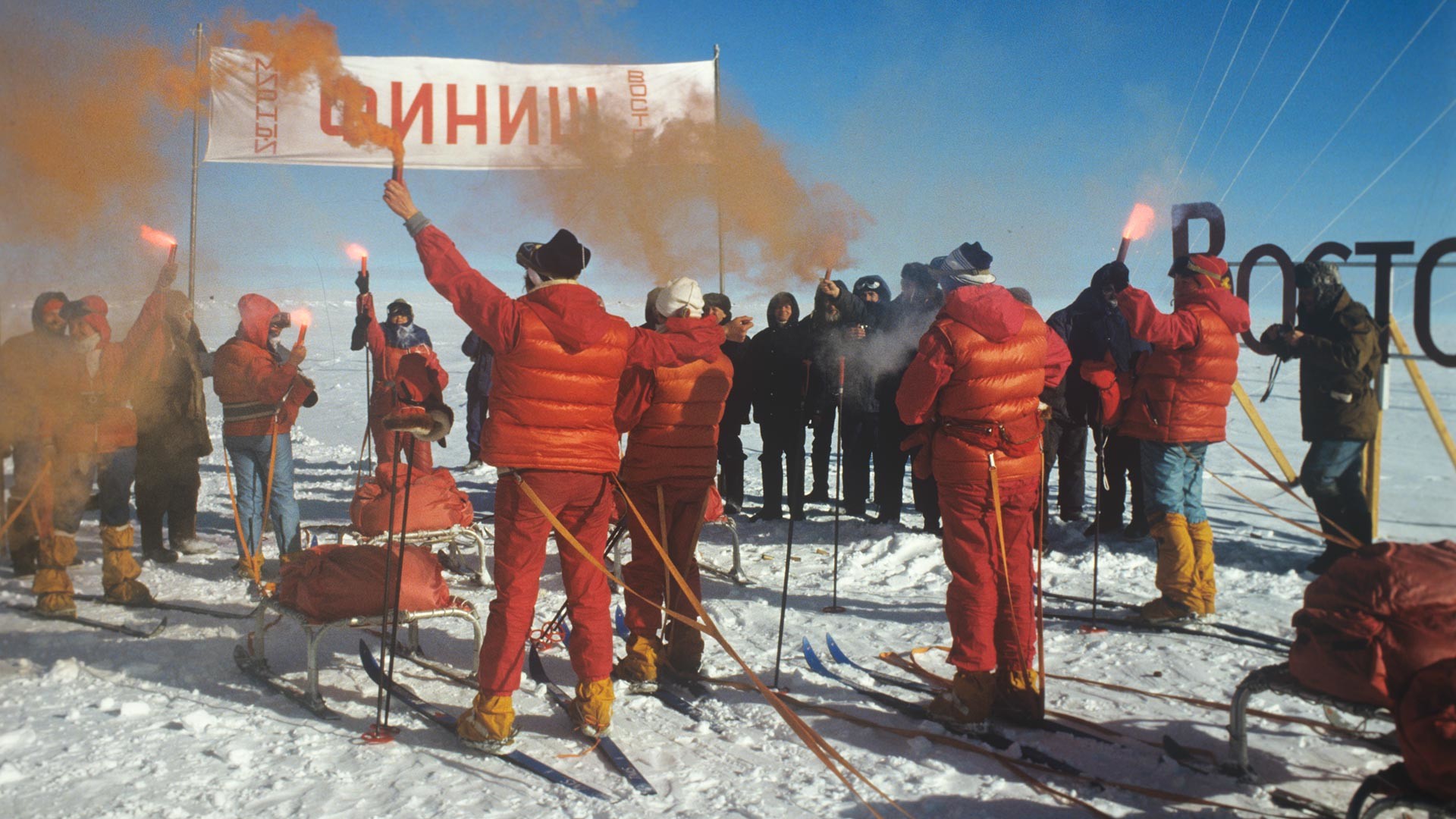 Pendant les 12 derniers kilomètres, les femmes ont marché vêtues d'uniformes rouges, pour célébrer la dernière réalisation des femmes soviétiques que l'on pensait auparavant impossible 