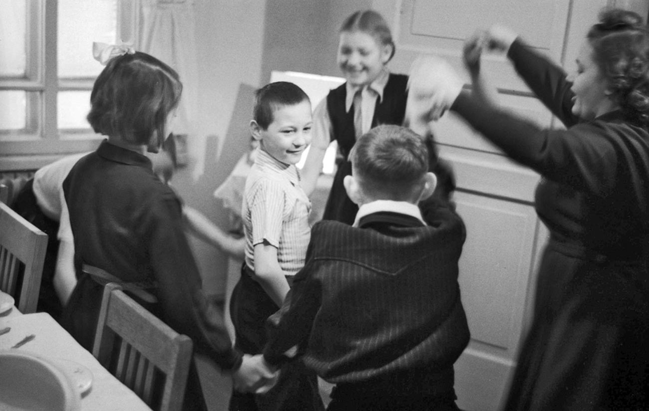 Children congratulate their classmate on his birthday party.