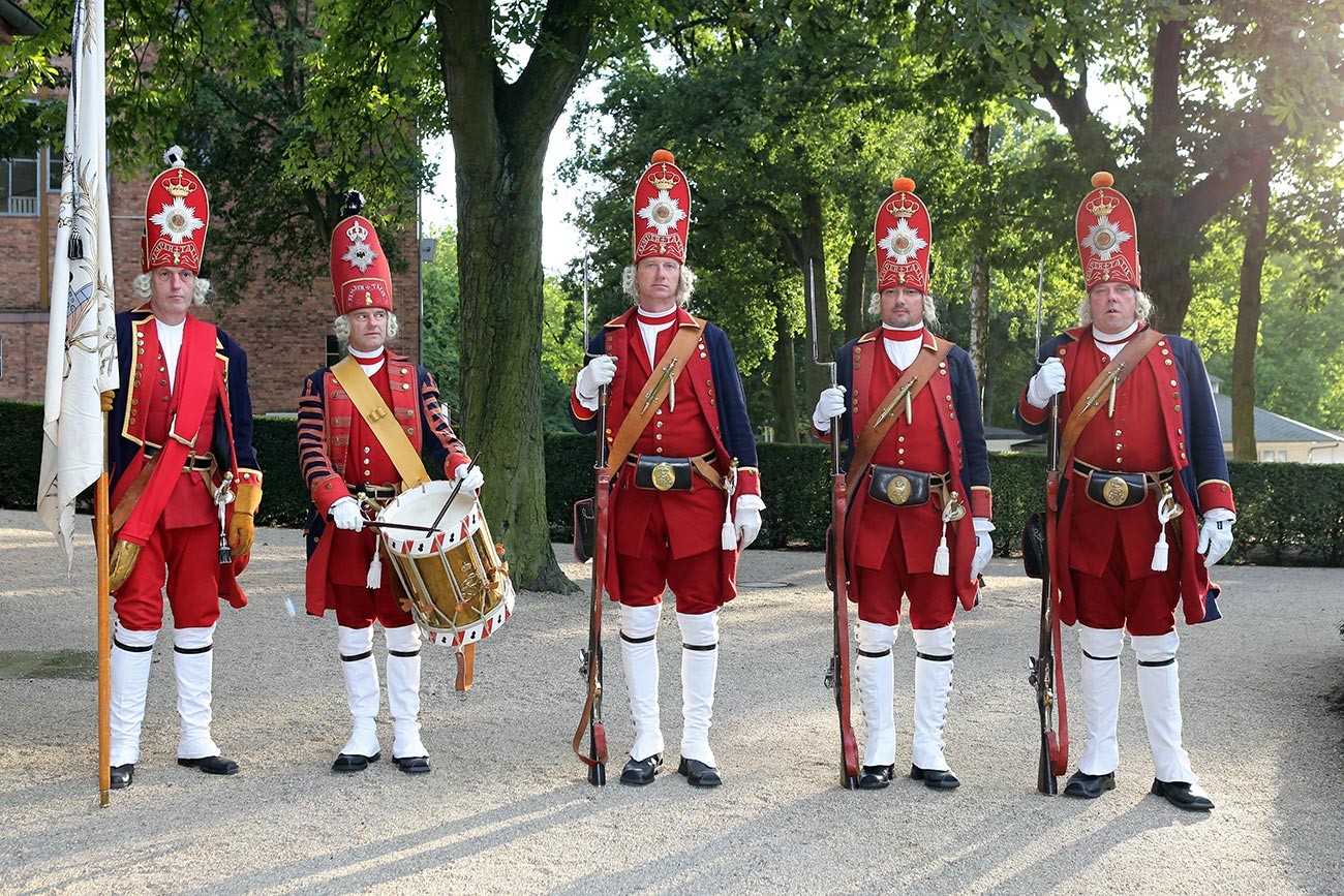Membros da guarda de reconstituição da Associação Registrada dos Gigantes de Potsdam, Alemanha