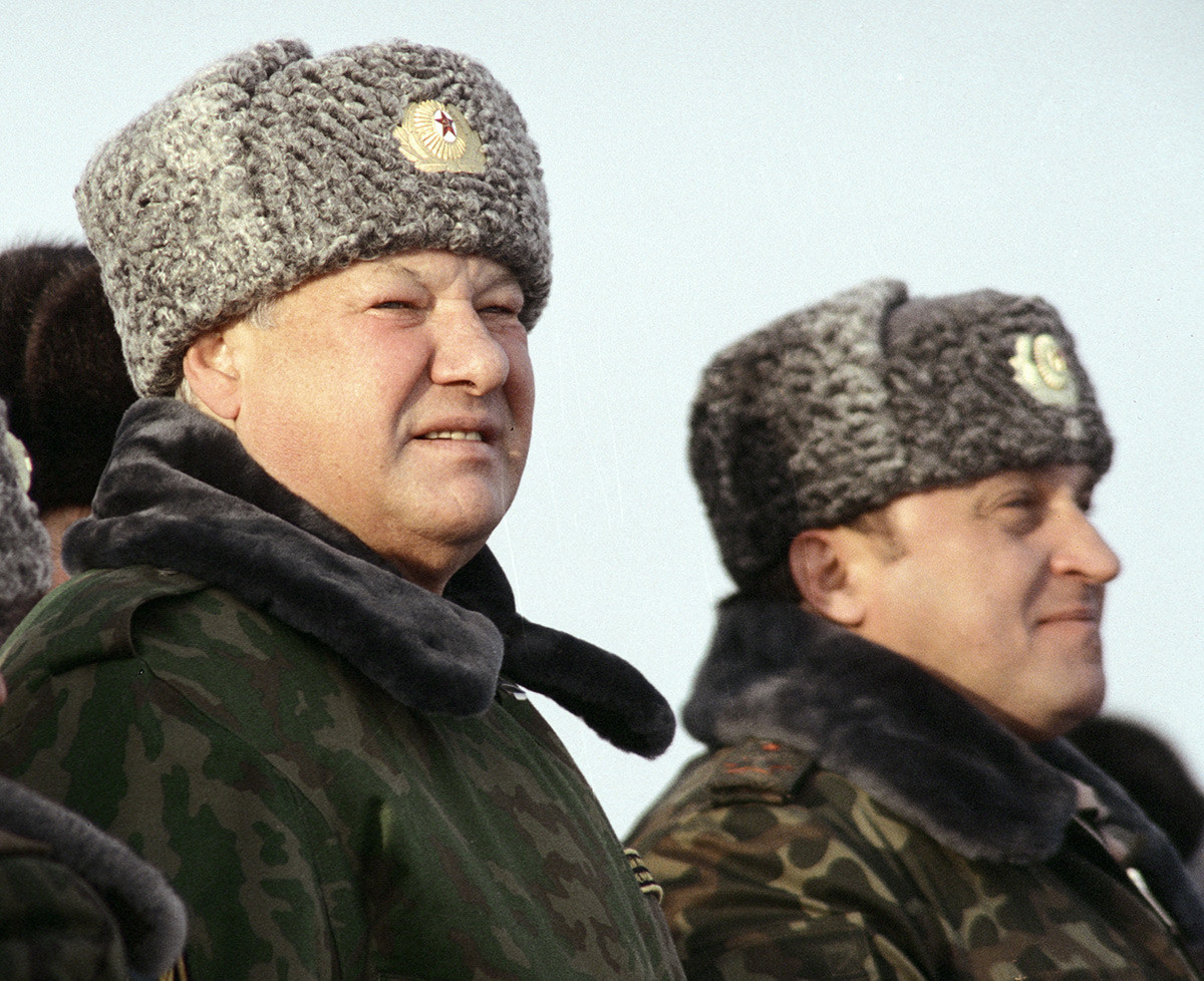 Претседателот на Руската Федерација Борис Елцин и министерот за одбрана Павел Грачов.
