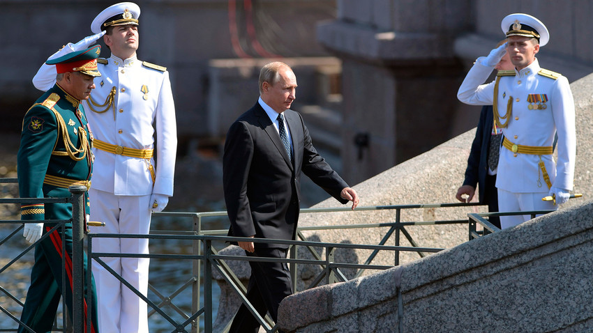Руският президент В. Путин по време на Главния военноморски парад