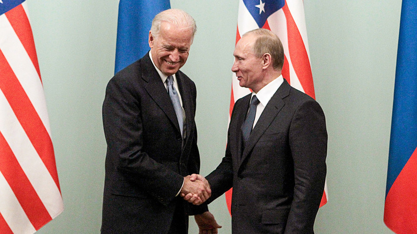 Mosca, 10 marzo 2011: l'allora primo ministro russo Vladimir Putin (a destra) stringe la mano al vice presidente degli Stati Uniti Joe Biden durante una visita ufficiale