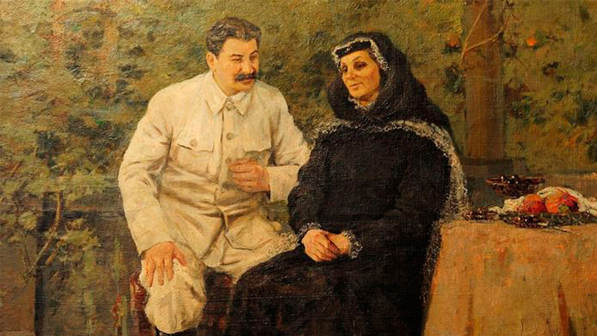 Јосиф Сталин со мајка си.

